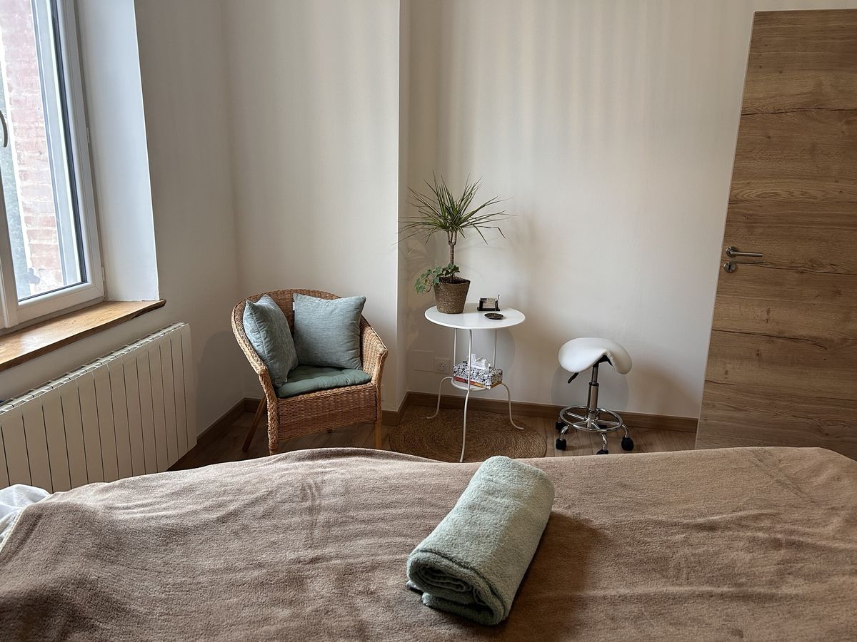 Le coin fauteuil en rotin du cabinet